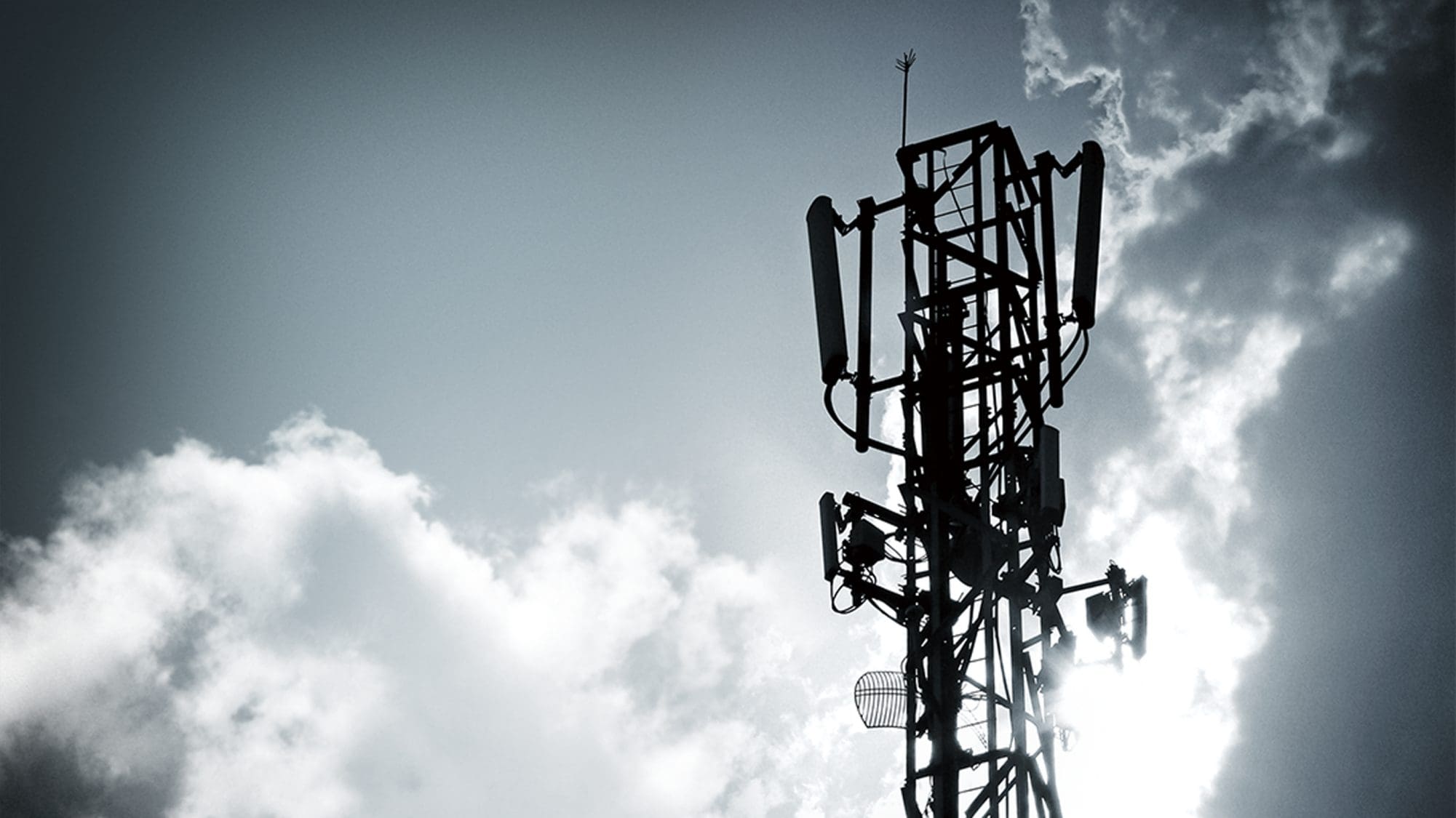 Een radiotoren tegen een blauwe hemel