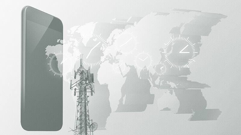Illustratie van een smartphone, een radiotoren en een wereldkaart met wijzerplaten