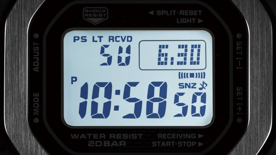 Het verlichte display van het Casio G-Shock GMW-B5000D-1 digitale horloge