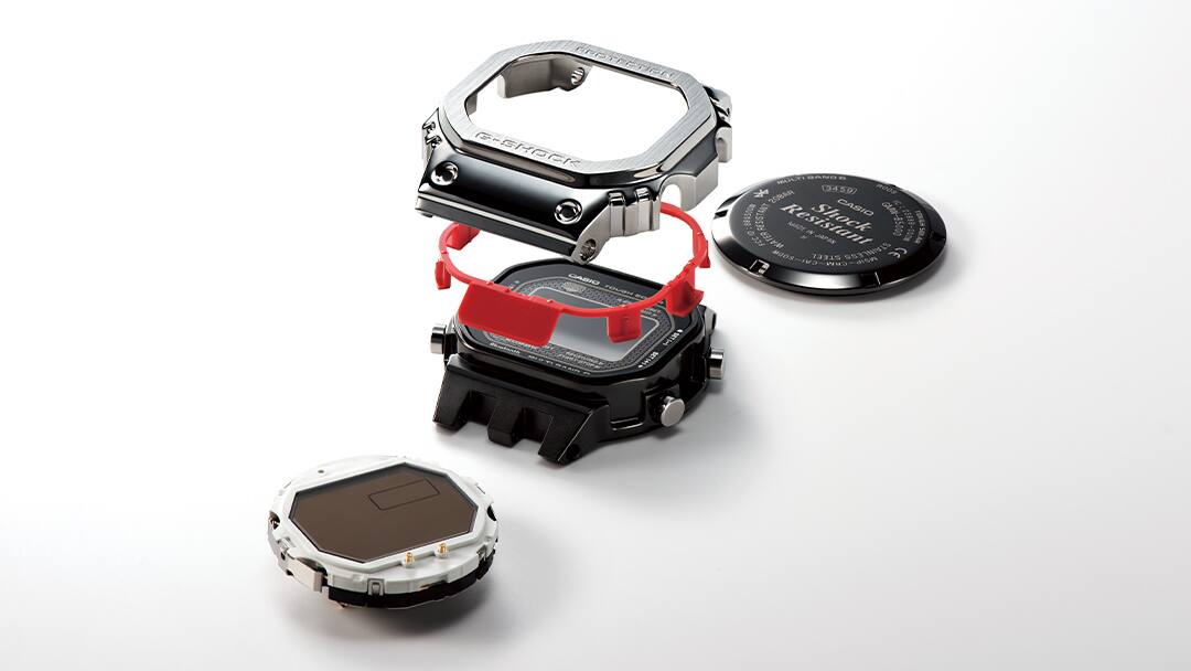 De individuele kastonderdelen van het G-Shock GMW-B5000SS-2 digitale horloge