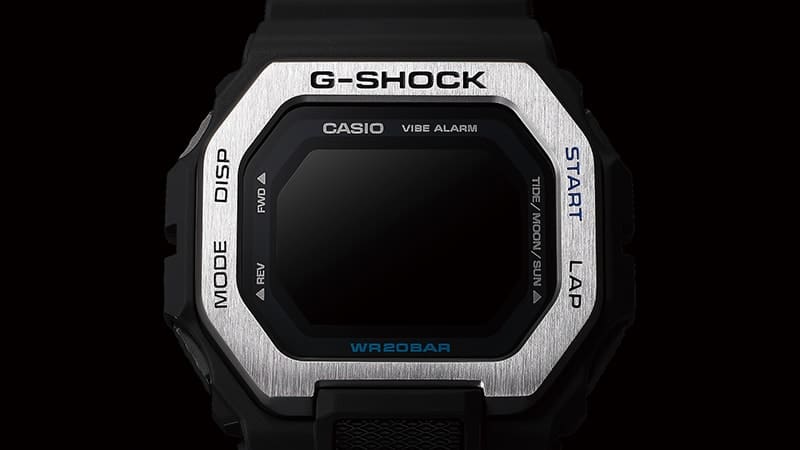 Close-up van de zilverkleurige lunette van een GBX-100 polshorloge