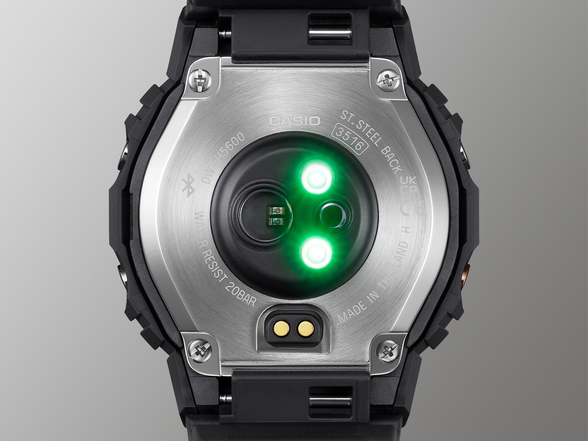 Achterkant van het Casio G-Squad DW-H5600MB-1 fitnesshorloge met oplichtende groene optische sensor voor hartslagmeting