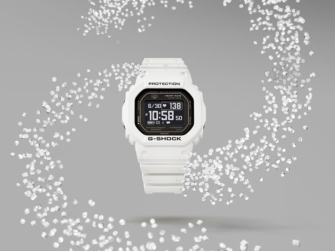 Het witte Casio G-Shock DW-H5600-7 sporthorloge omgeven door transparante harsgranulaat krullen