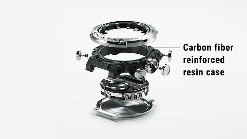 De individuele kastonderdelen van een Casio G-Steel GST-B200 polshorloge zijn op elkaar afgebeeld, het tweede element van boven is gemarkeerd met de volgende tekst: carbon fibre reinforced resin case