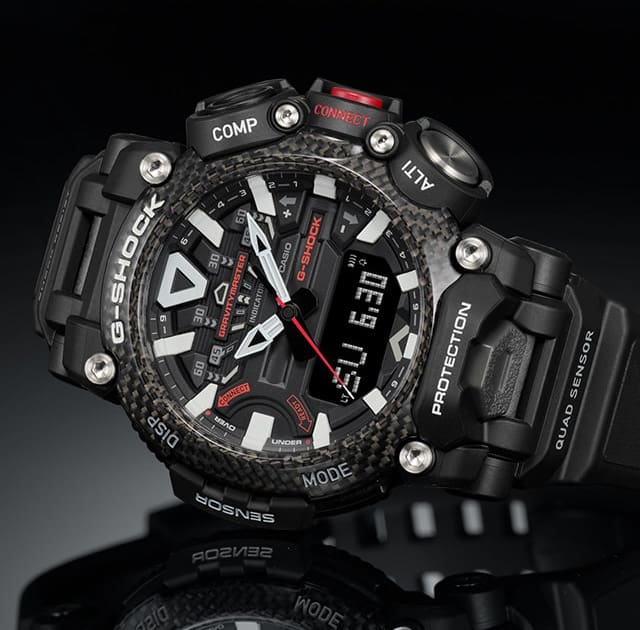 Het Casio GR-B200-1A outdoorhorloge op zijn kant liggend