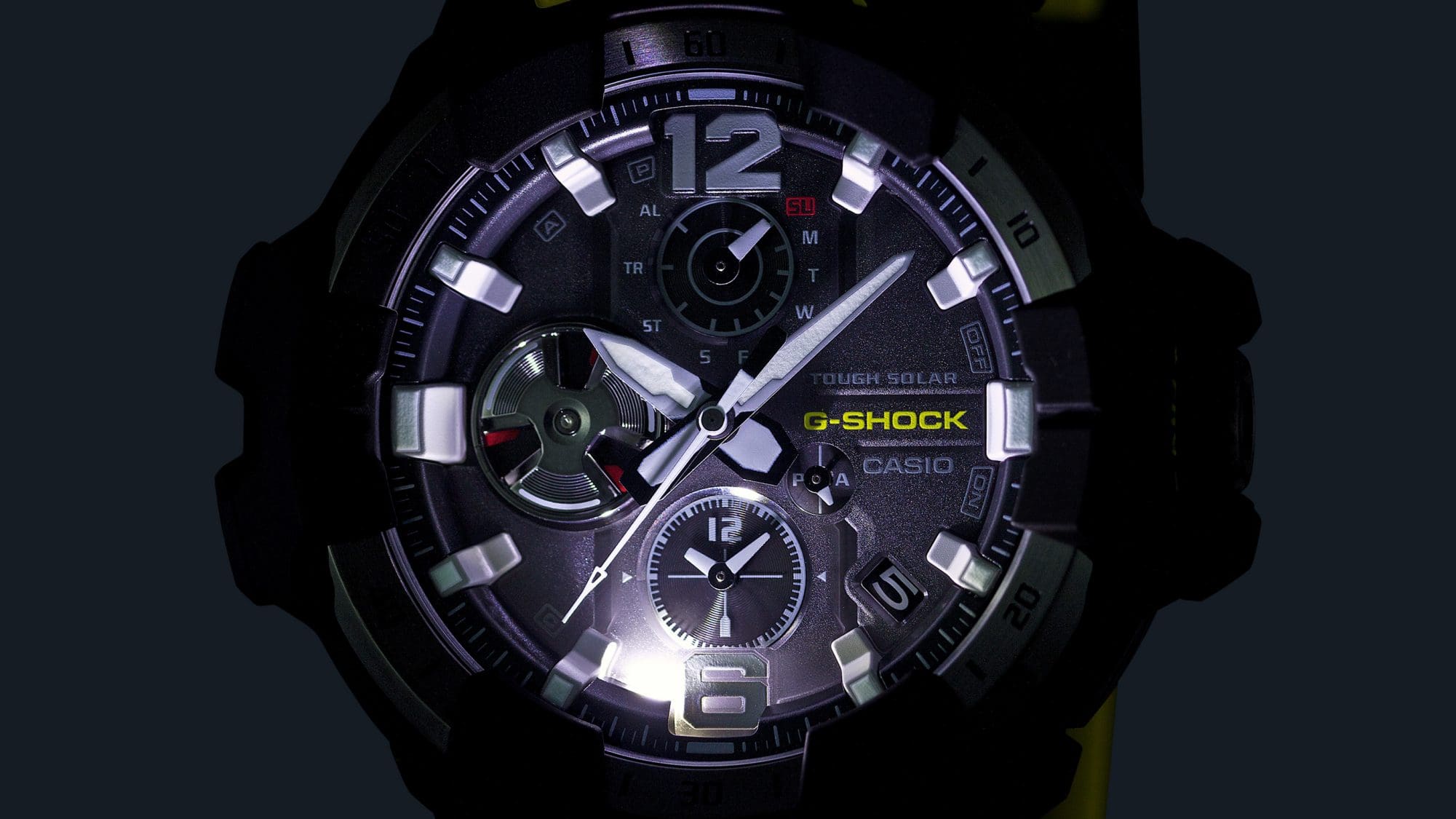 Het verlichte display van de Casio G-Shock GR-B300RY-1A9 chronograaf in het donker