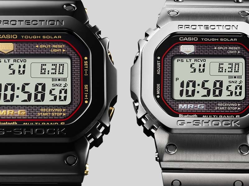 Links: Het zwarte Casio G-Shock MRG-B5000B-1 polshorloge, rechts: De zilverkleurige MRG-B5000D-1