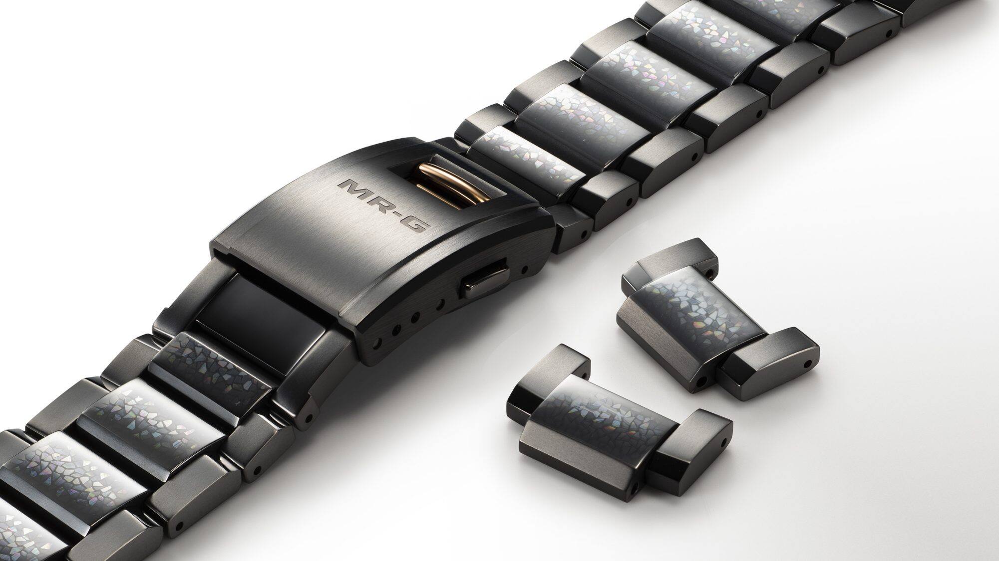Individuele onderdelen van de MRG-B2000JS armband met blauw en zwart patroon.