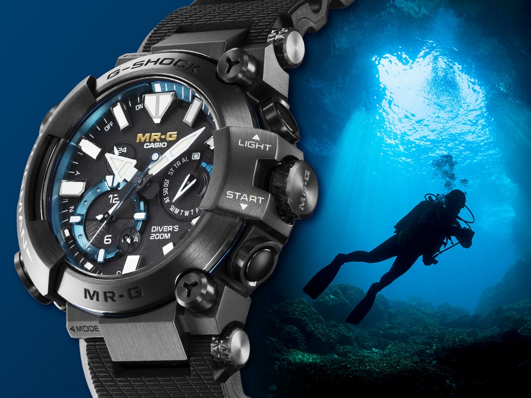 Zijaanzicht van de kast en wijzerplaat van het Frogman MRG-BF1000R-1A polshorloge, op de achtergrond: een duiker die duikt