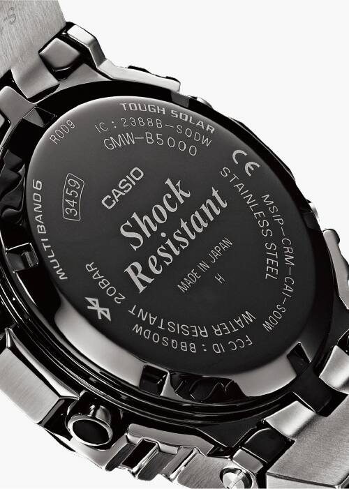 Gegraveerde achterkant van de kast met informatie zoals: schokbestendig, waterbestendig 20 bar, Tough Solar, roestvrij staal en meer