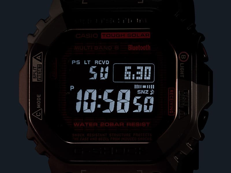 Het verlichte display van het digitale horloge