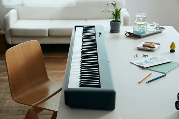 De compacte digitale piano CDP-S160 ligt op een lichtgekleurd bureau