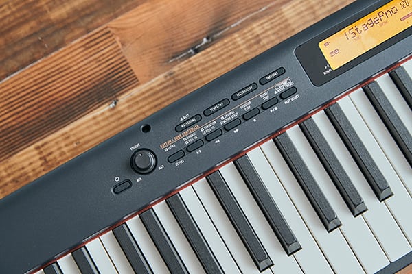 Close-up van het klavier en de gebruikersinterface van de CDP-S360 Compact Digitale Piano met knoppen, toetsen, eenvoudig af te lezen en verlicht LCD-scherm