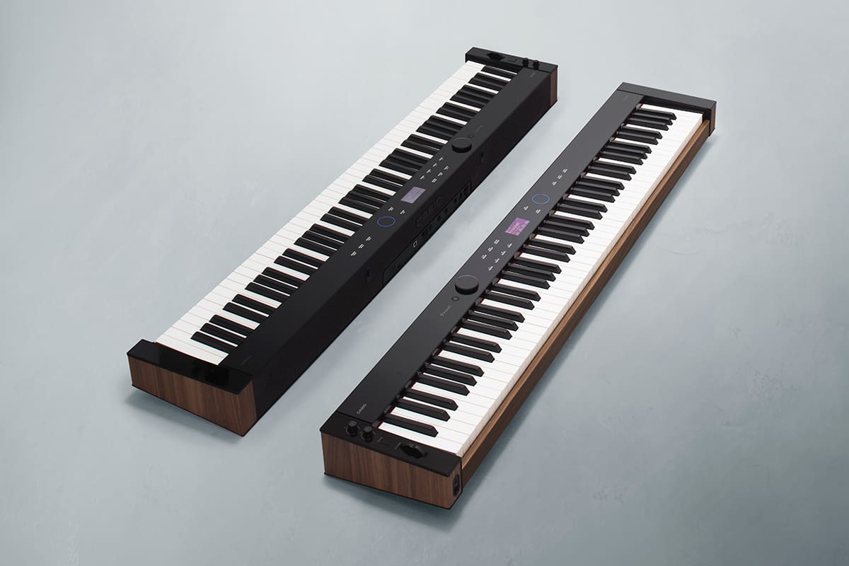 De PX-S6000 digitale piano van Casio in twee verschillende aanzichten tegen een grijze achtergrond