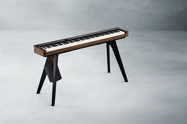 De PX-S6000 digitale piano op de CS-90P pianostandaard tegen een grijze achtergrond