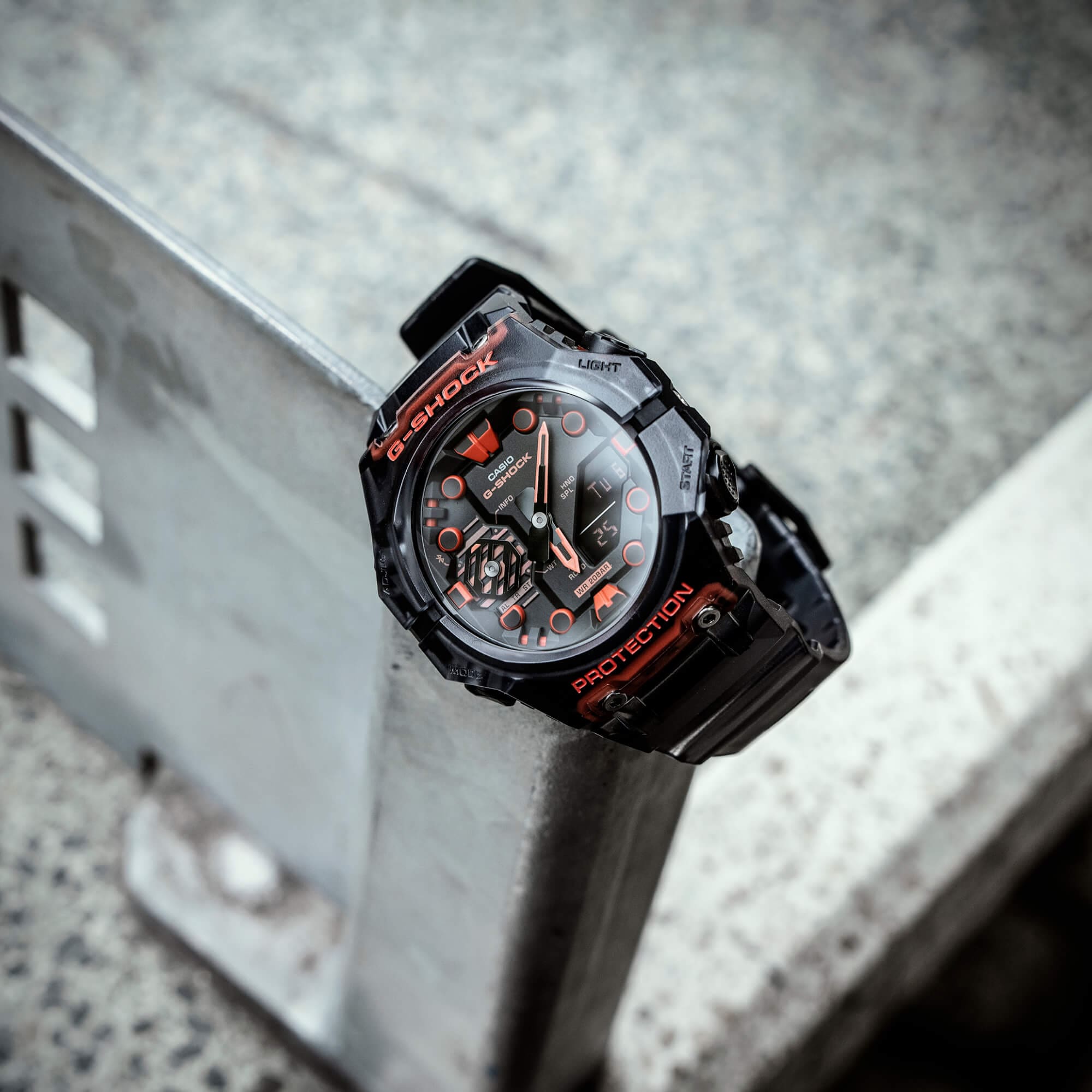 Het model GA-B001-1AER van G-SHOCK hangt aan een tafeltennistafel.