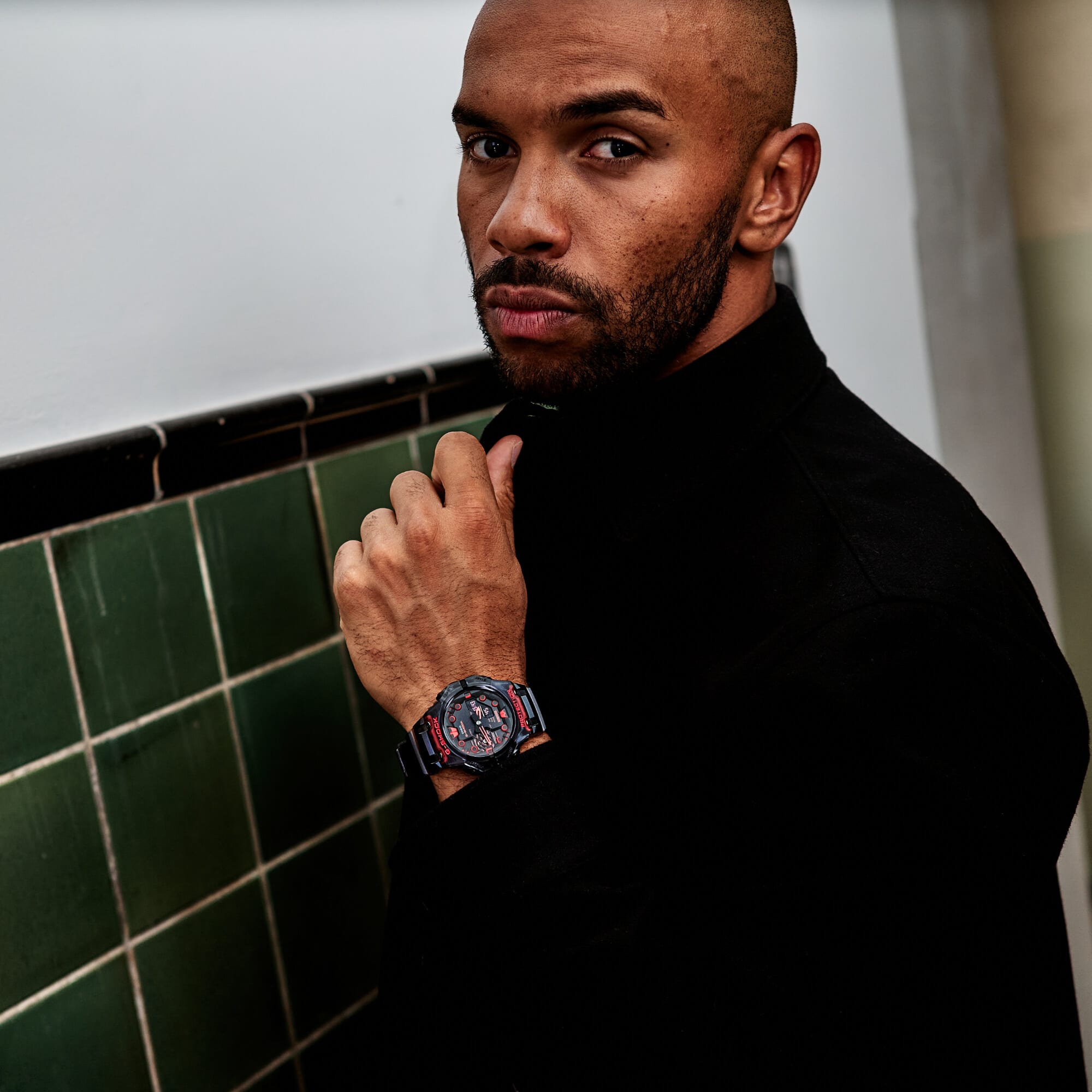 Een man draagt de G-SHOCK GA-B001G-1AER.