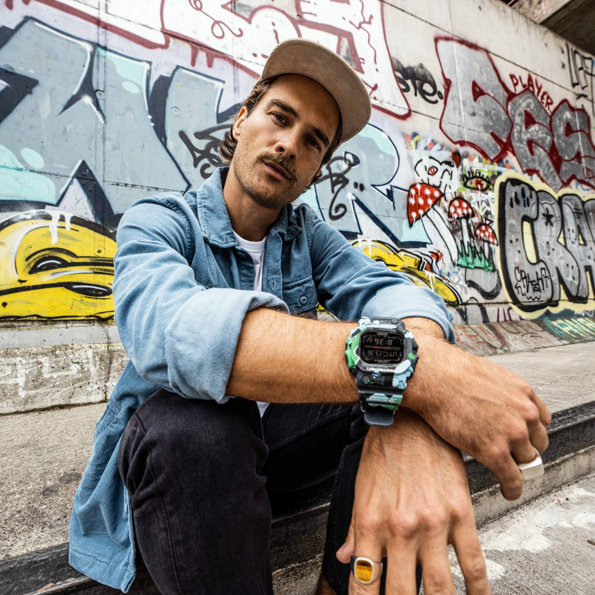 Een man hurkt op een skatehindernis. Om zijn pols draagt hij het GX-56SS-1ER polshorloge van G-SHOCK.