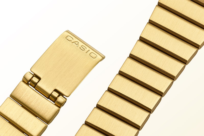 Imagem em close da pulseira de metal do relógio.