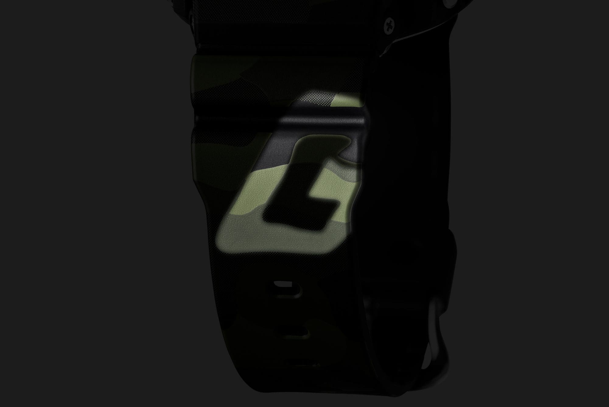 Imagem em close da letra "G" na pulseira com design de camuflagem original do G-SHOCK