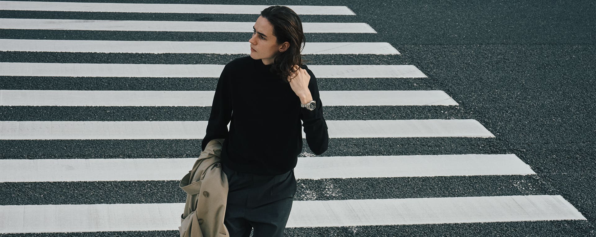 Foto de um homem caminhando enquanto usa o GST-B1000D-1A.