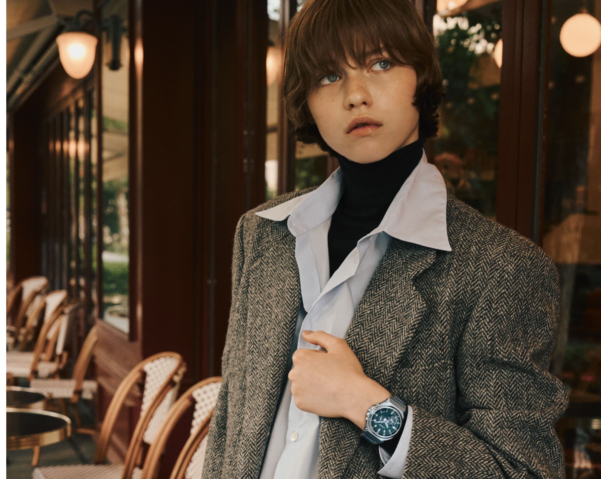 Um modelo usando o GST-B1000D-3A em um terraço.