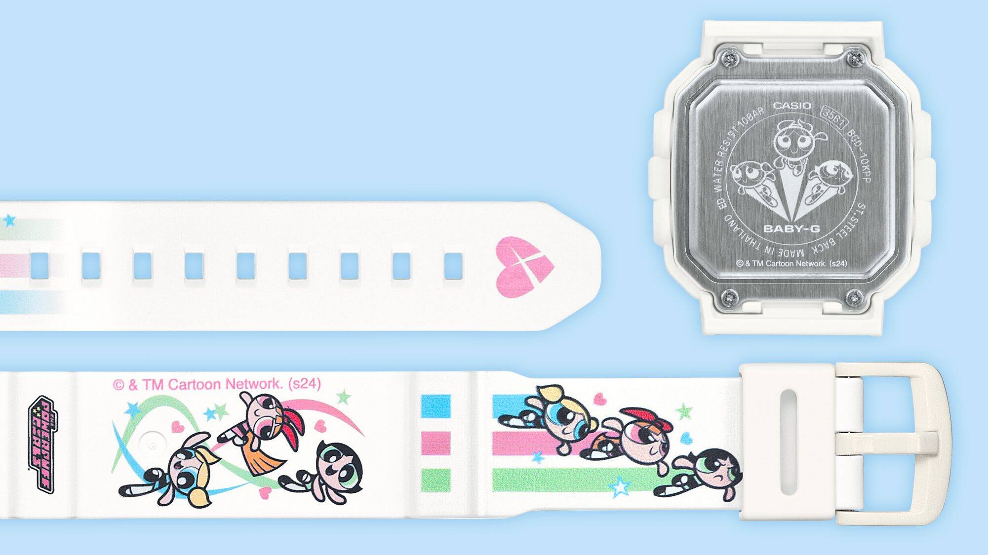 Grande plano do logótipo oficial das Powerpuff Girls e dos retratos das super-heroínas na bracelete branca, bem como da parte de trás da caixa com a gravação das heroínas em ação