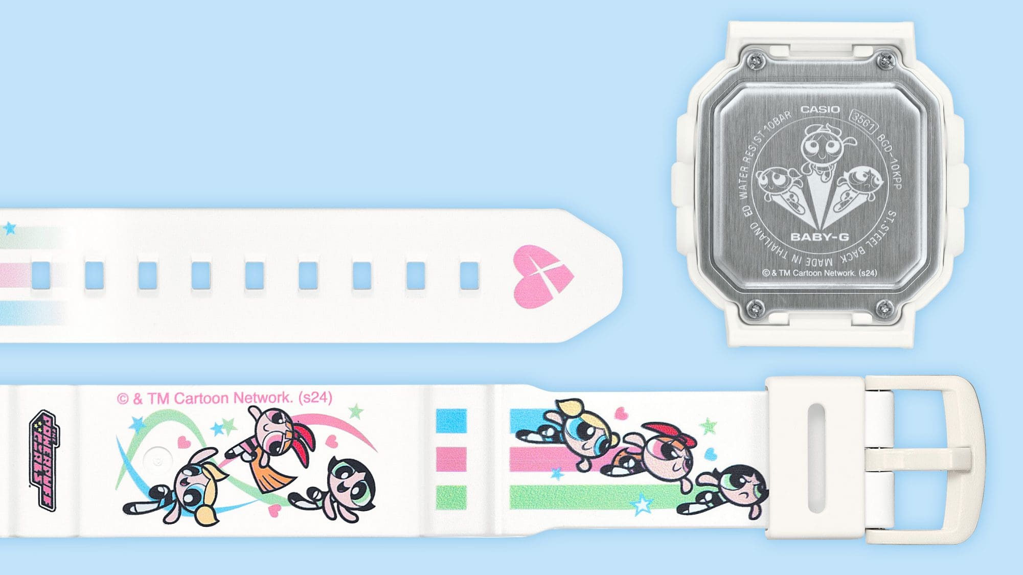 Grande plano do logótipo oficial das Powerpuff Girls e dos retratos das super-heroínas na bracelete branca, bem como da parte de trás da caixa com a gravação das heroínas em ação