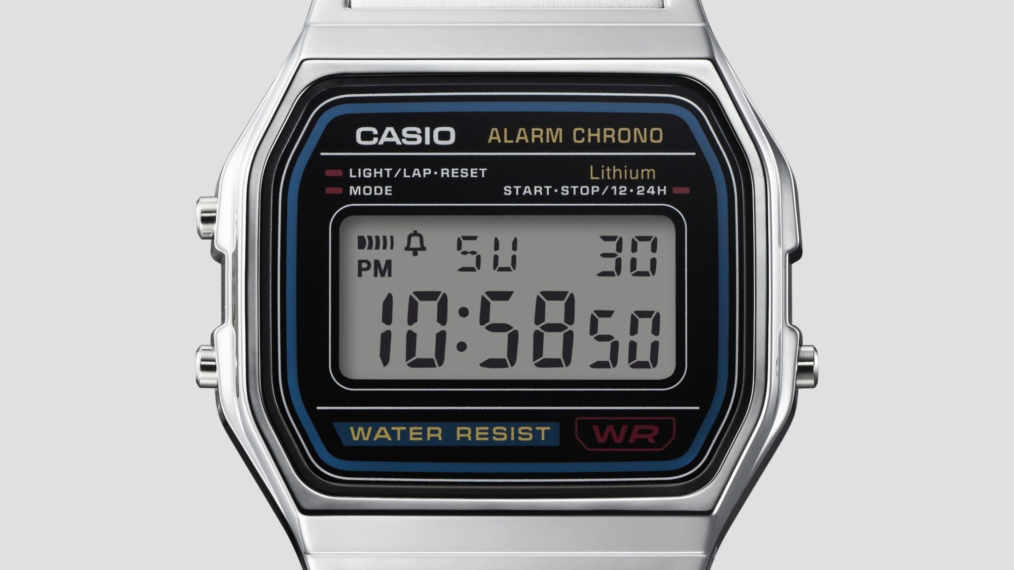 Close-up do relógio de pulso CASIO A158W com mostrador digital.