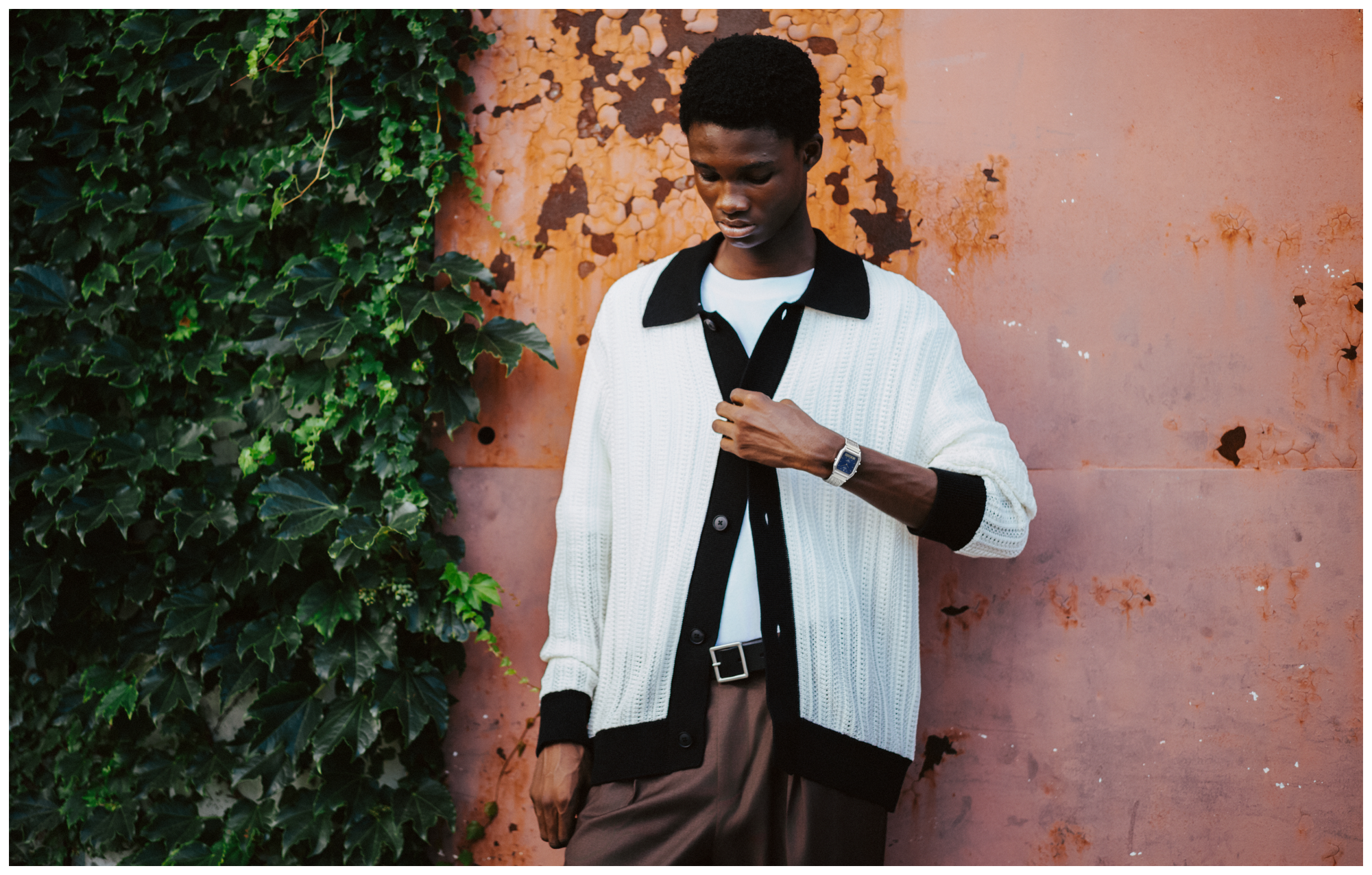 Imagem de um homem a posar enquanto usa o AQ-230EM-2A.