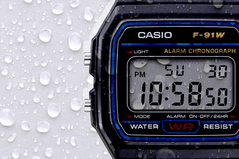 Visor do F-91W com gotas de chuva para demonstrar a resistência à água