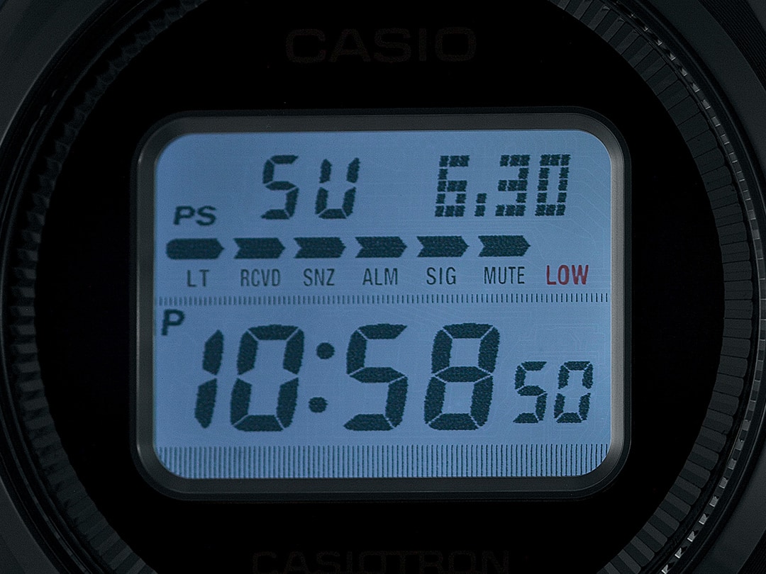 O ecrã iluminado do relógio digital TRN-50-2A no escuro