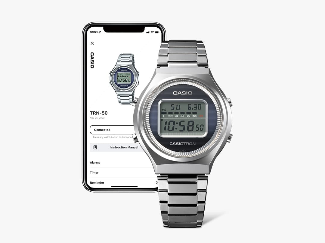 O relógio Casiotron TRN-50-2A Bluetooth em frente a um smartphone com informações sobre o relógio no ecrã