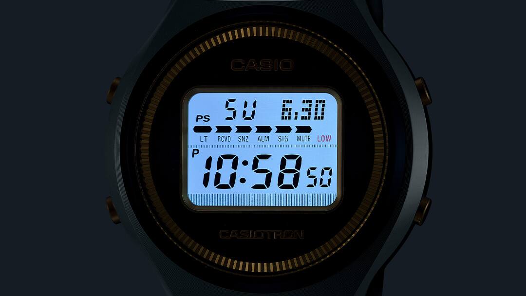 O ecrã bem iluminado do relógio digital TRN-50SS-2A no escuro