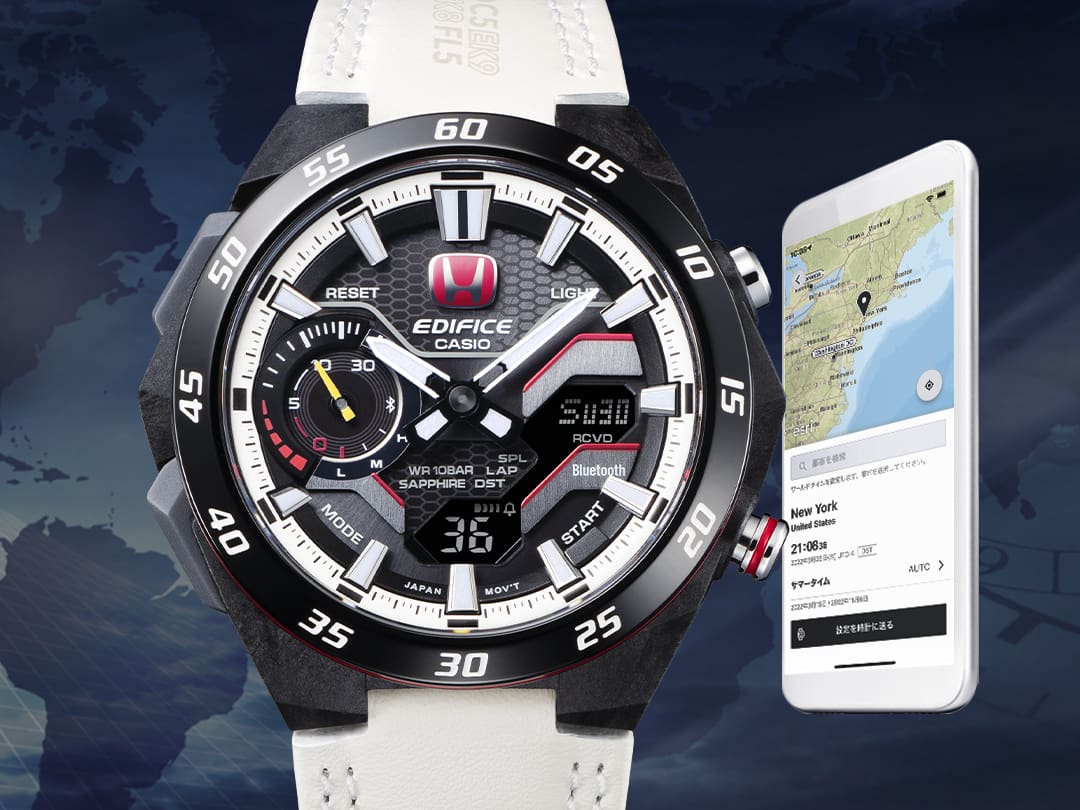 Grande plano do mostrador de um cronógrafo com bracelete branco, ao lado do qual flutua o ecrã de um smartphone com indicação de localização