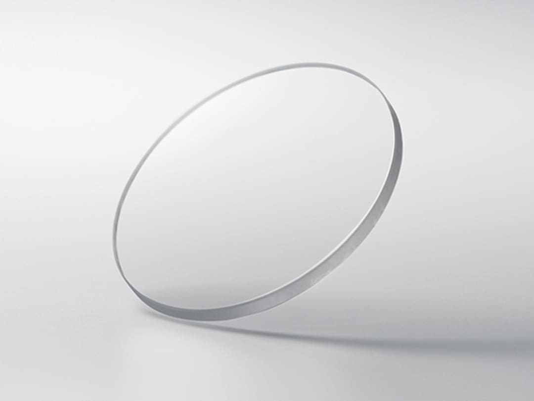 Vidro de safira redondo sobre fundo branco
