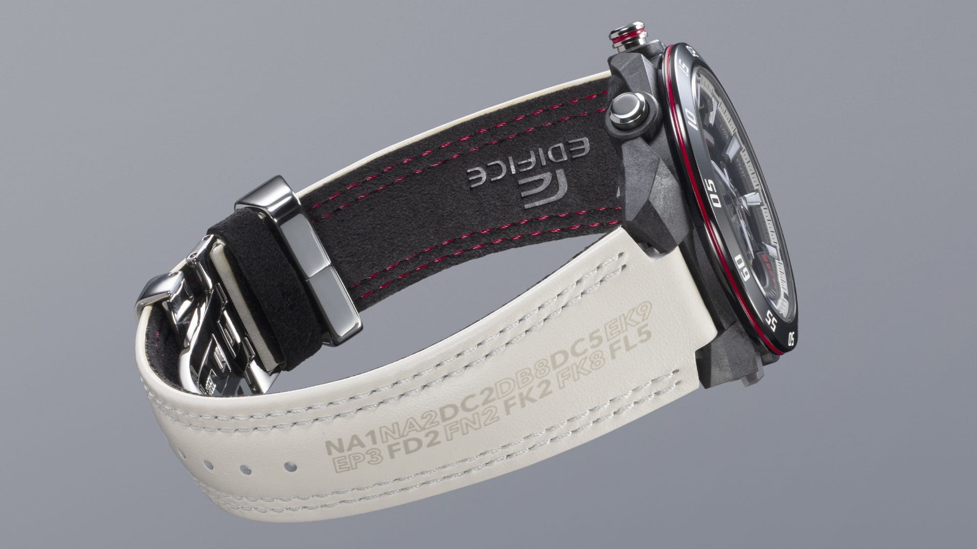 Grande plano da bracelete em couro branco com as designações dos modelos dos carros Honda Type R.