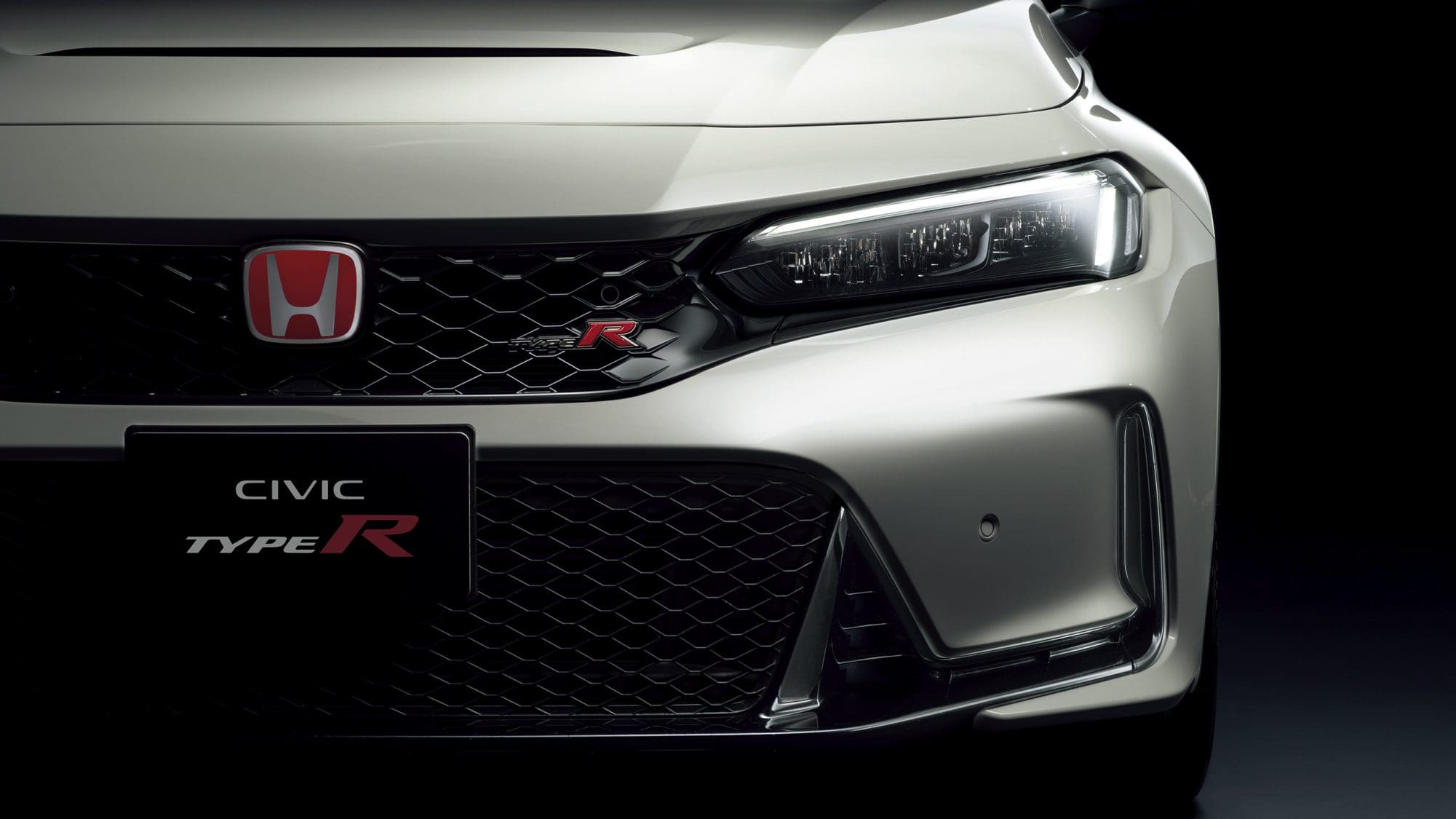 Vista frontal de um Honda Civic Type R com a grelha do radiador e os faróis marcantes.
