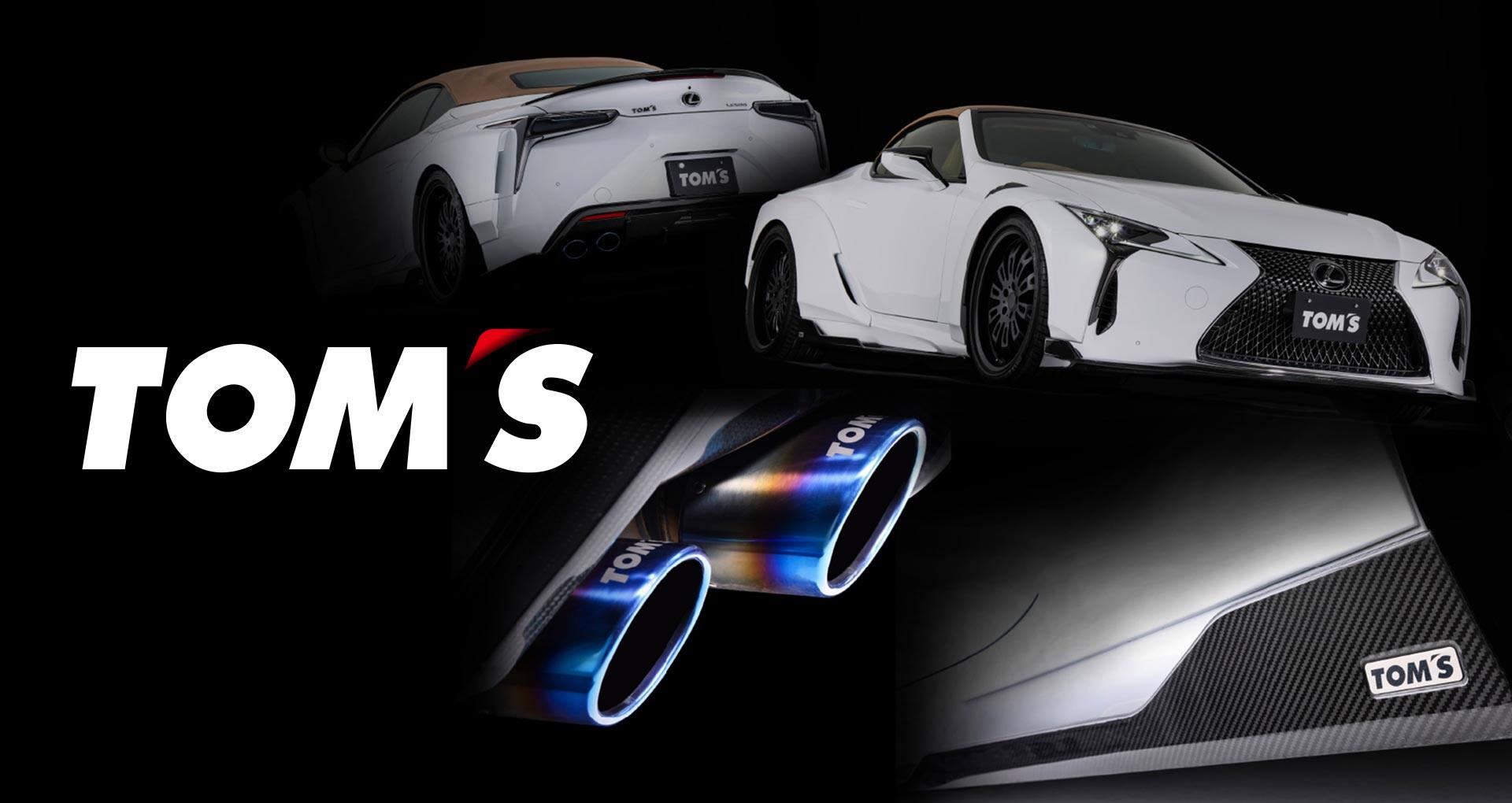 Letras brancas grossas sobre um fundo preto: TOM'S. Carros desportivos brancos atravessam a imagem em torno das letras