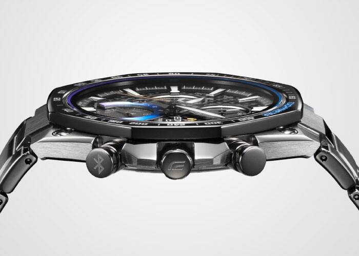 Vista lateral do relógio de pulso EQB-1100TMS-1A com vista para a caixa fina e os botões de controlo