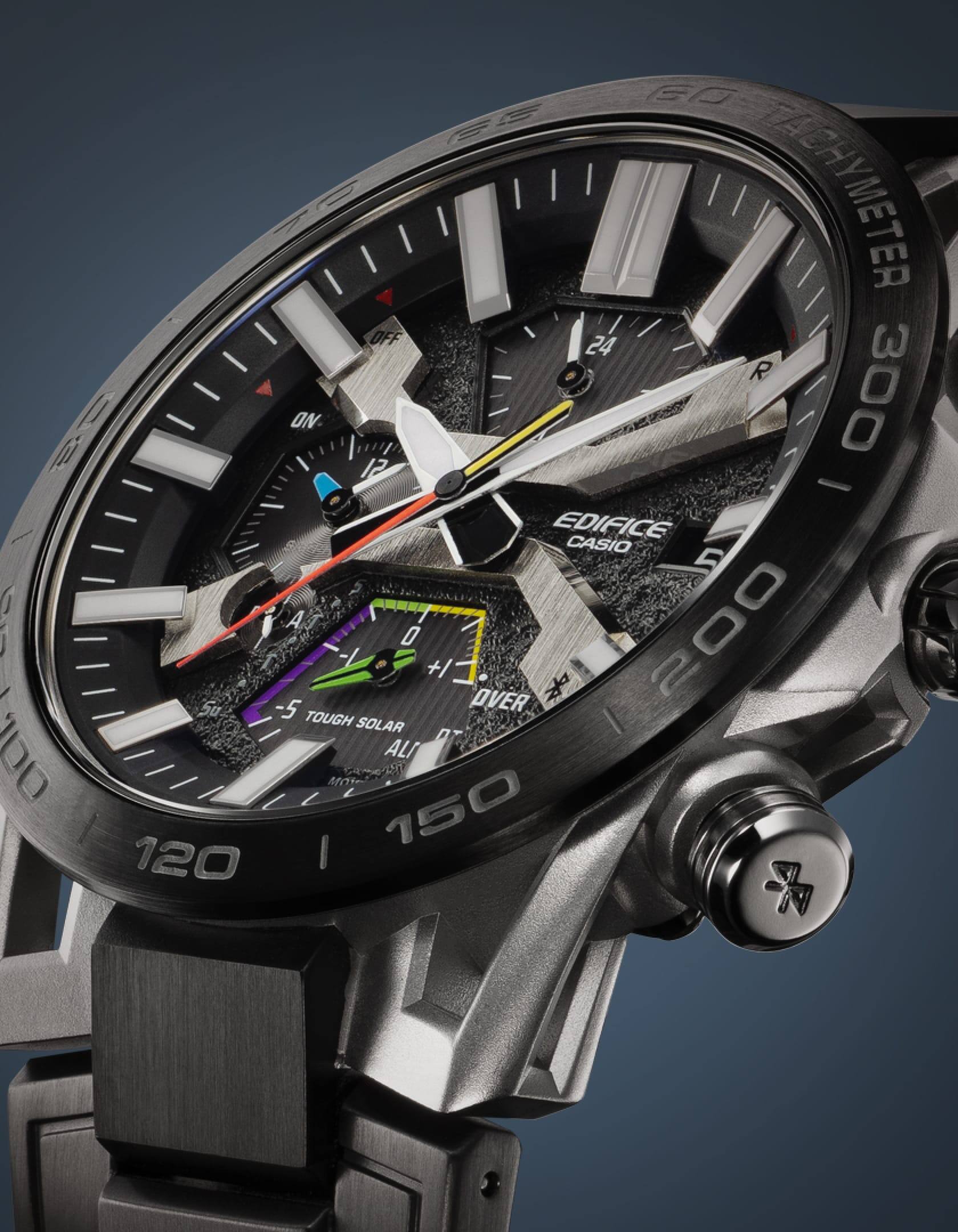 Vista lateral da caixa, botão Bluetooth e mostrador de um relógio de pulso Casio Edifice EQB-2000 