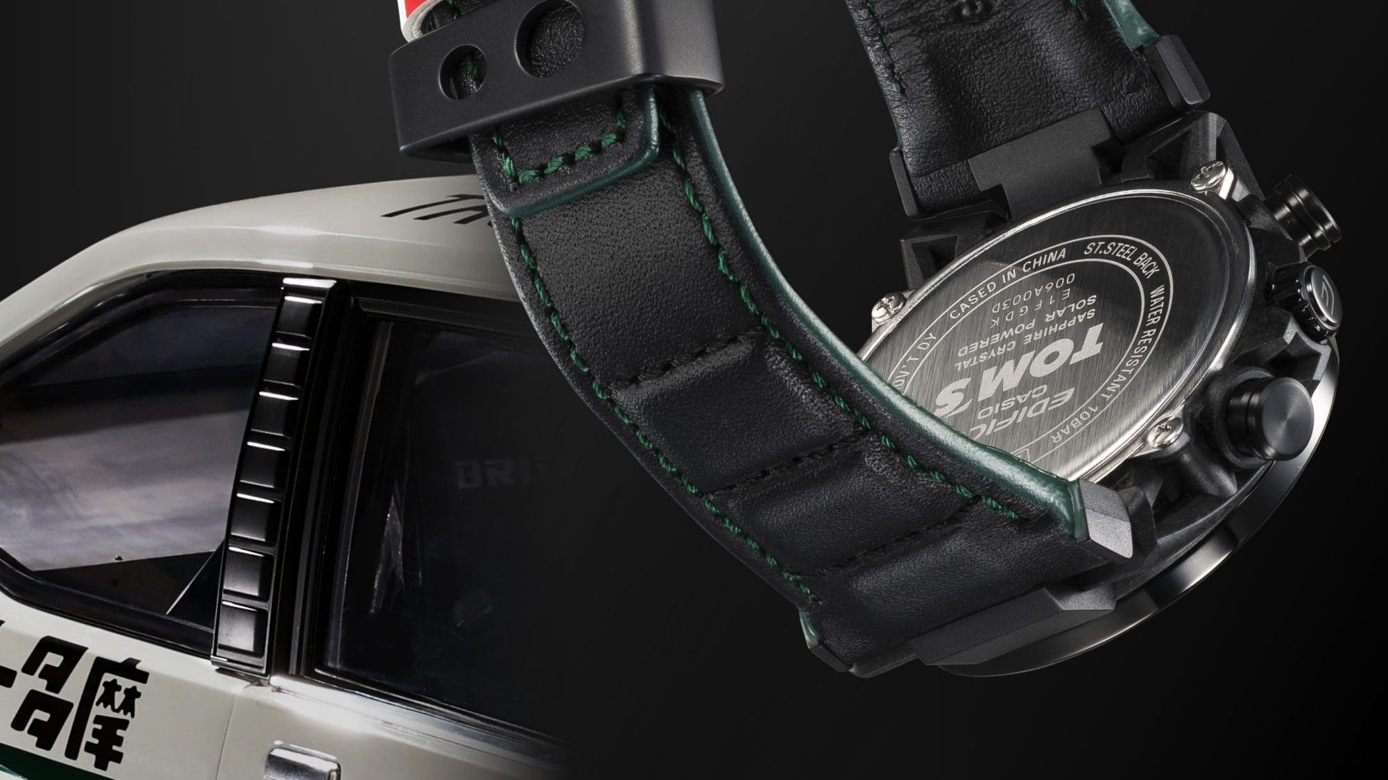 Grande plano da bracelete em pele e do fundo da caixa do relógio de pulso Casio Edifice EFS-S641TMS-1A