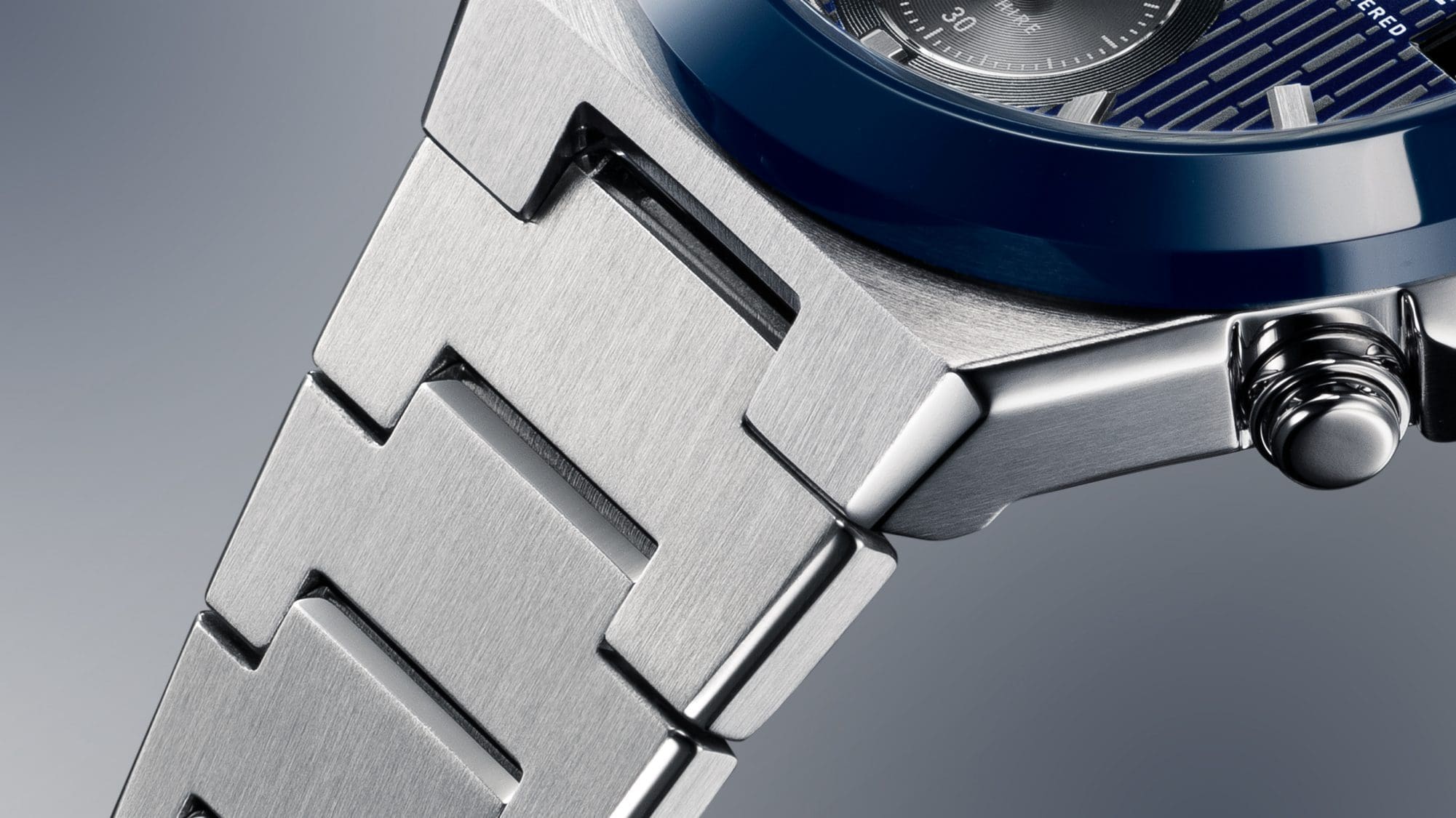 Caixa e bracelete em metal com uma beleza estrutural sólida