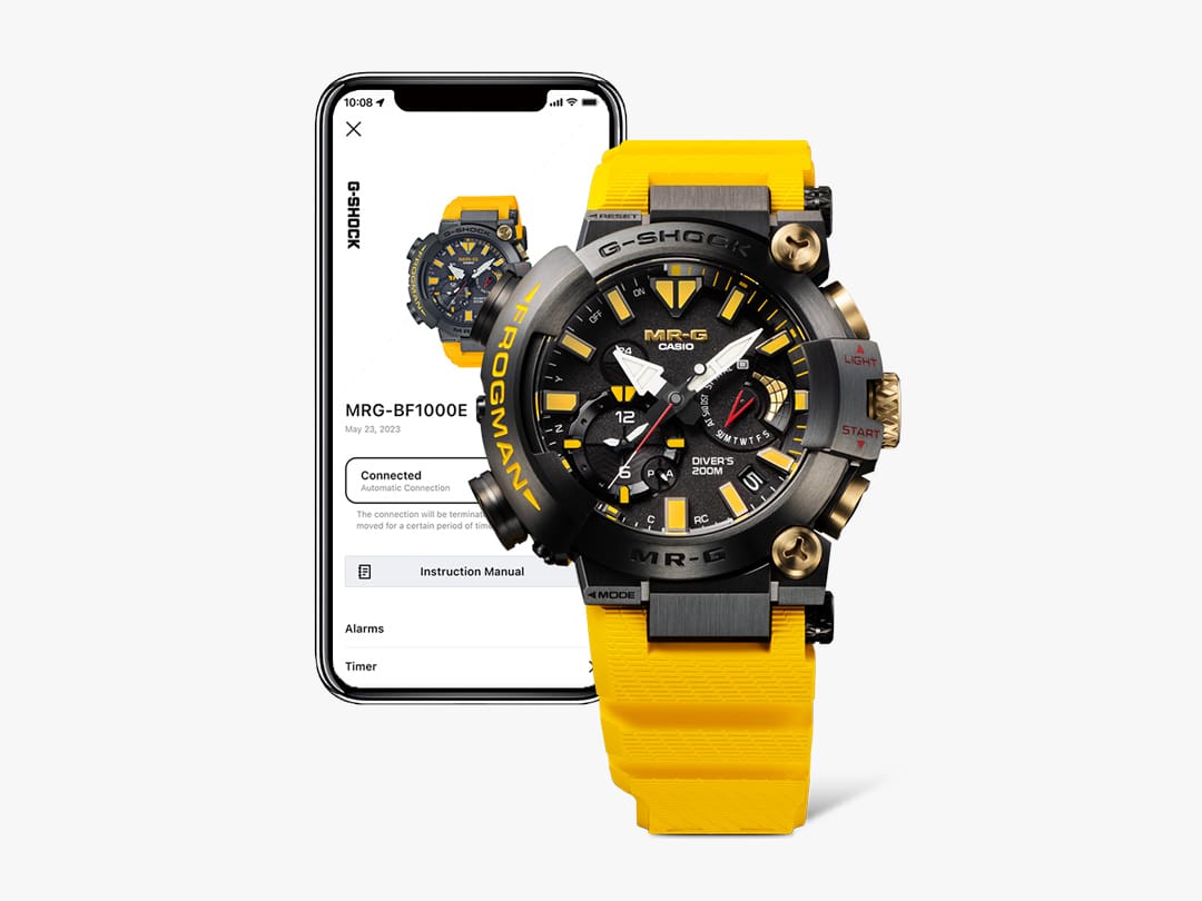 O relógio Casio MRG-BF1000E-1A9 Bluetooth® amarelo em frente a um smartphone com ecrã Connected