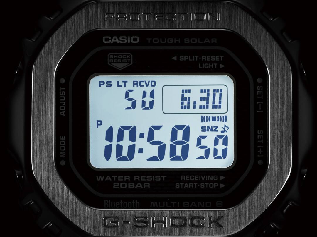 O ecrã luminoso do relógio digital GMW-B5000D-1 no escuro