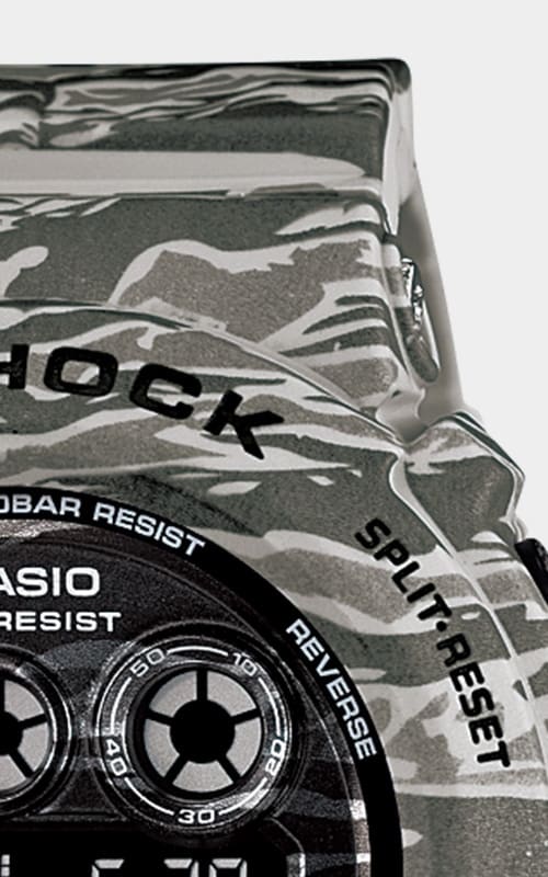 Detalhe do mostrador e da caixa do relógio de pulso Casio G-Shock GD-X6900CM-8 com padrão de camuflagem cinzento