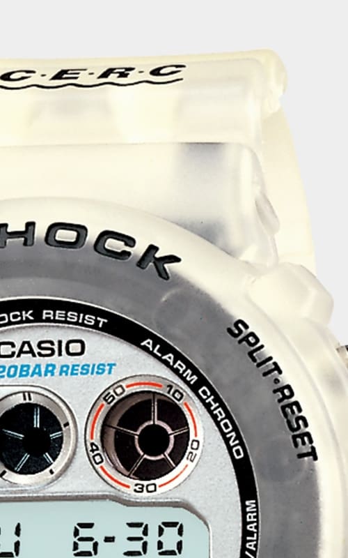 Detalhe do mostrador e da caixa semi-transparente do relógio de pulso Casio G-Shock DW-6900K-8AT