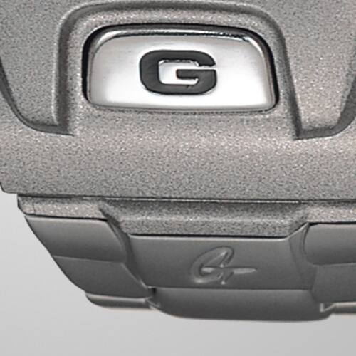 Grande plano do G na caixa do Casio G-Shock DW-6900RR-8 na transição para a bracelete em aço inoxidável