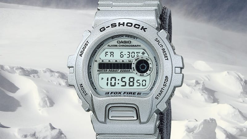 O Casio G-Shock DW-6900X-8AT branco contra um fundo de gelo e neve