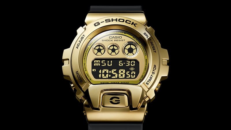 O relógio de pulso Casio G-Shock GM-6900G-9 dourado com mostrador digital
